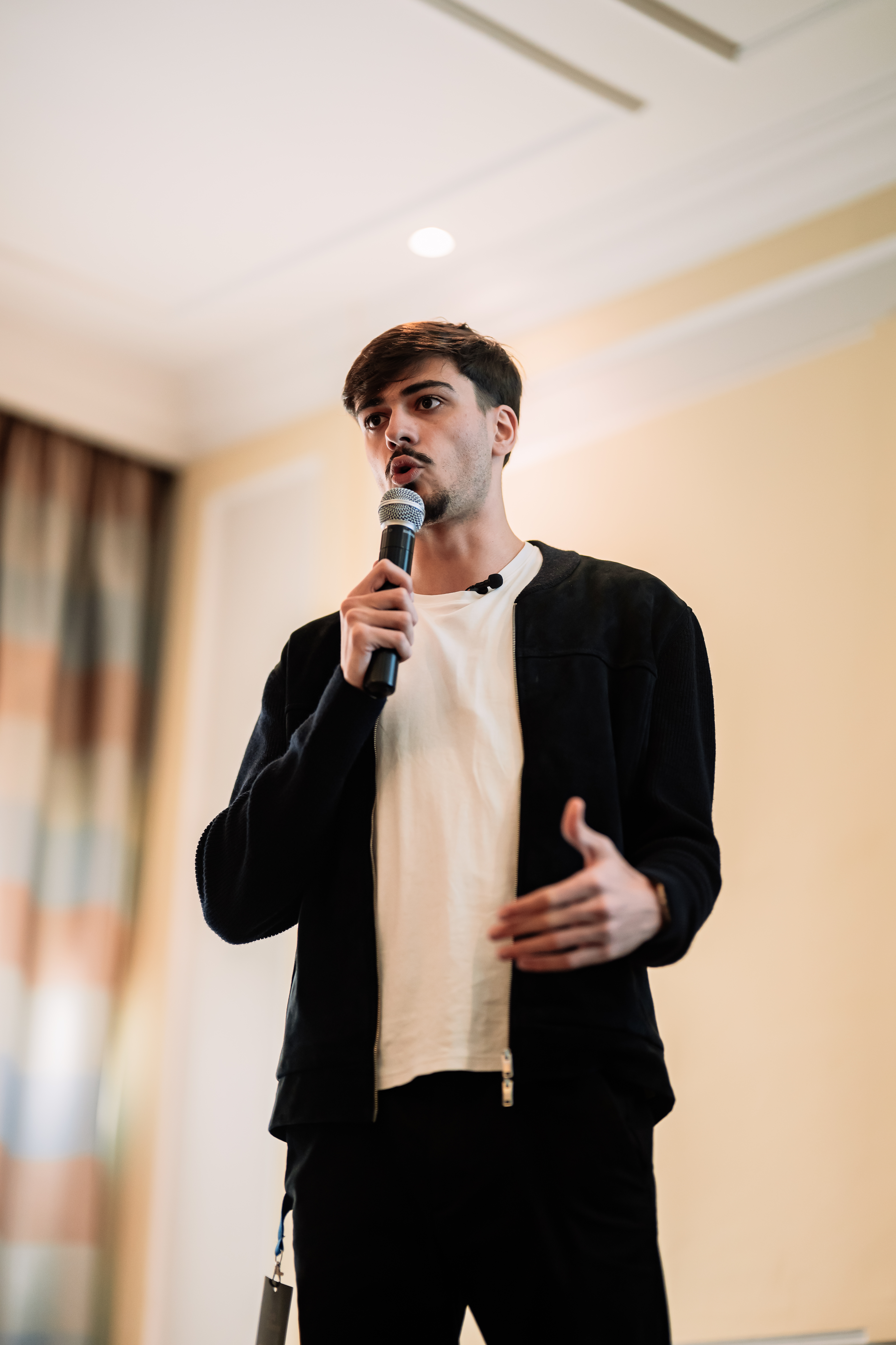 Tomás